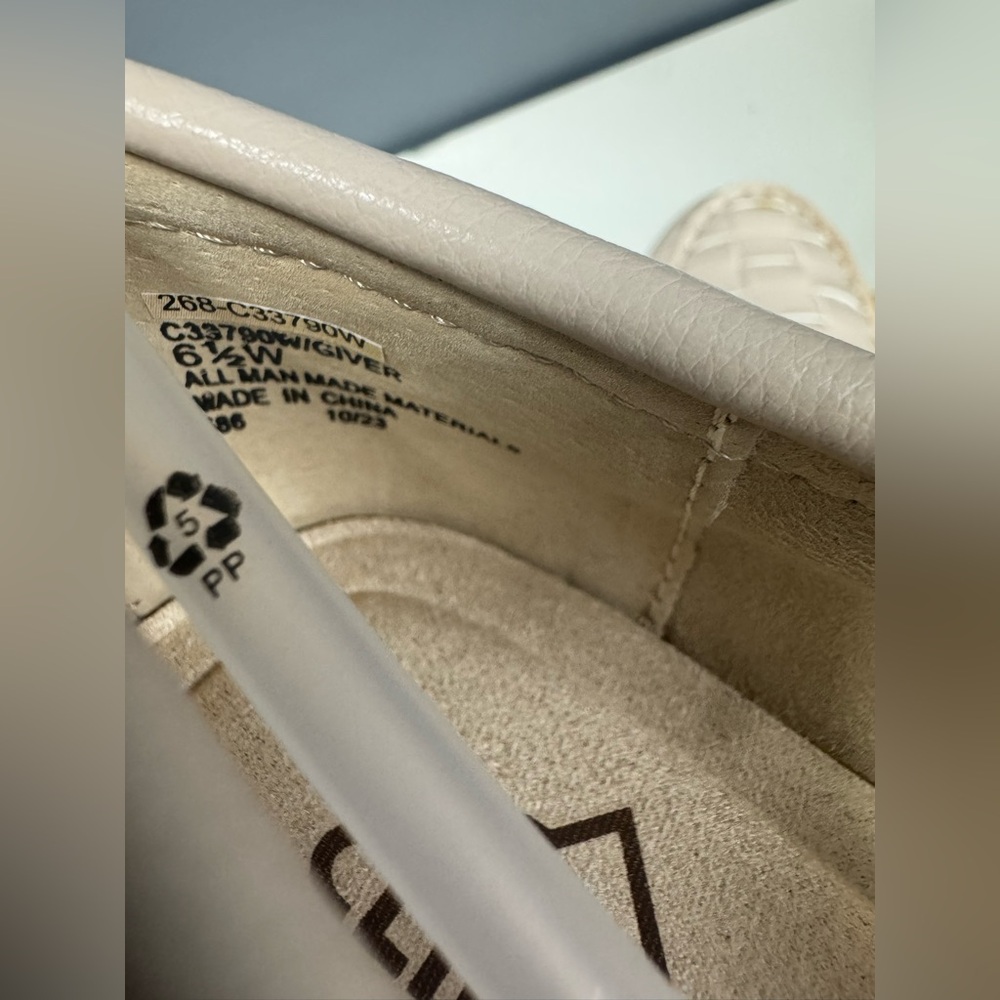NIB- Women's Cream Loafers - Picture 5 of 6